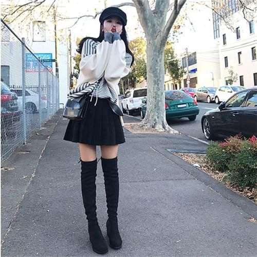 百褶黑色半裙