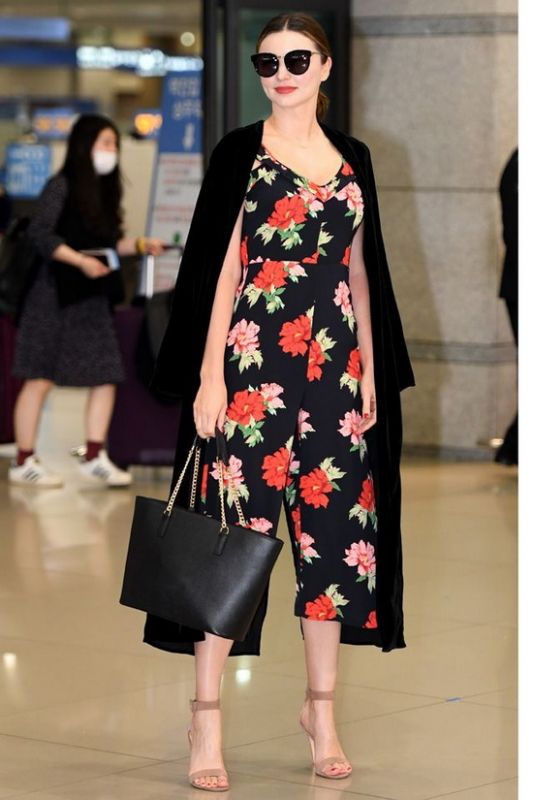 米兰达·可儿最新Look 女神街拍释放迷人魅力